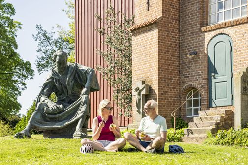 Denkmal des Priesters Heinrich vor der St. Martini-et-Nicolai-Kirche in Steinkirchen