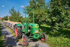 Ernte von Äpfeln mit einem Traktor