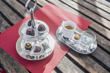 Aufnahme von Pralinen und Kaffee