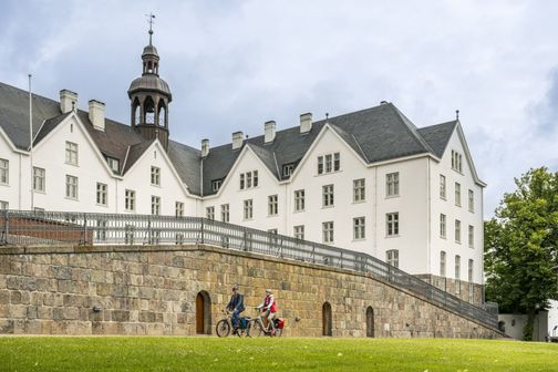 Radreisende fahren entlang des Plöner Schlosses