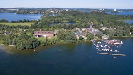 Jugendherberge Plön mit Blick auf die Seenplatte der Holsteinischen Schweiz