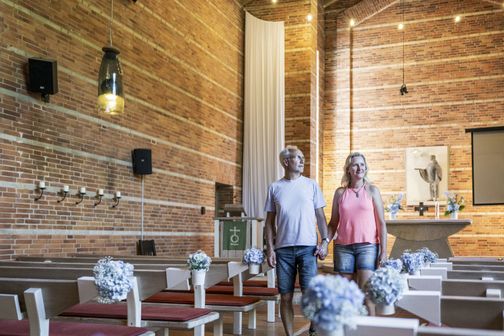 Paar im Innenraum der Johannes-der-Täufer-Kirche Horstedt