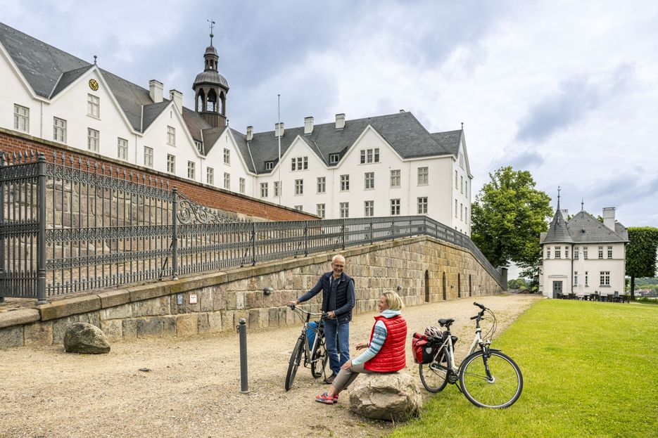 Radreisende pausieren am Plöner Schloss