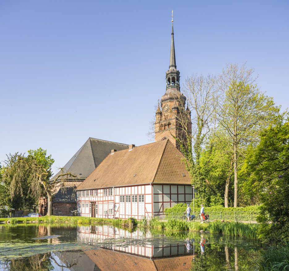 Fernaufnahme zwei Radreisende an der Kirche St. Laurentii