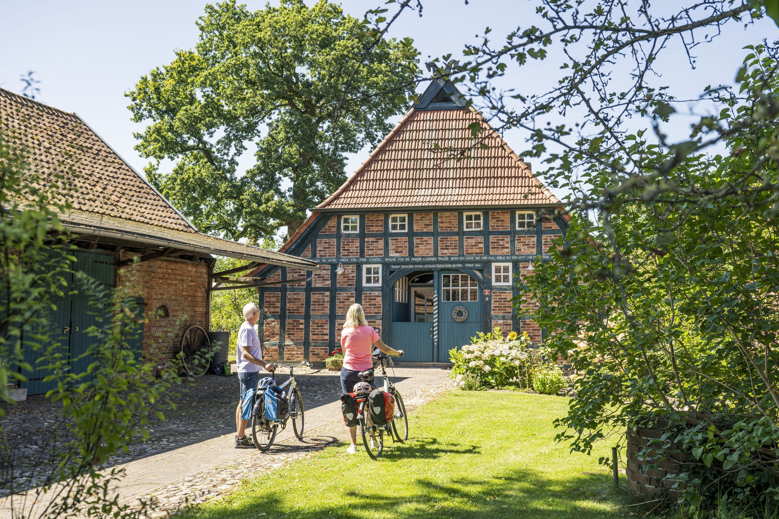 Paar unterwegs in Wilstedt