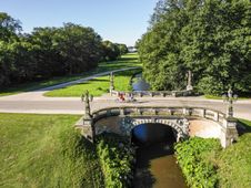 Luftaufnahme von zwei Radfahrenden unterwegs im Bürgerpark