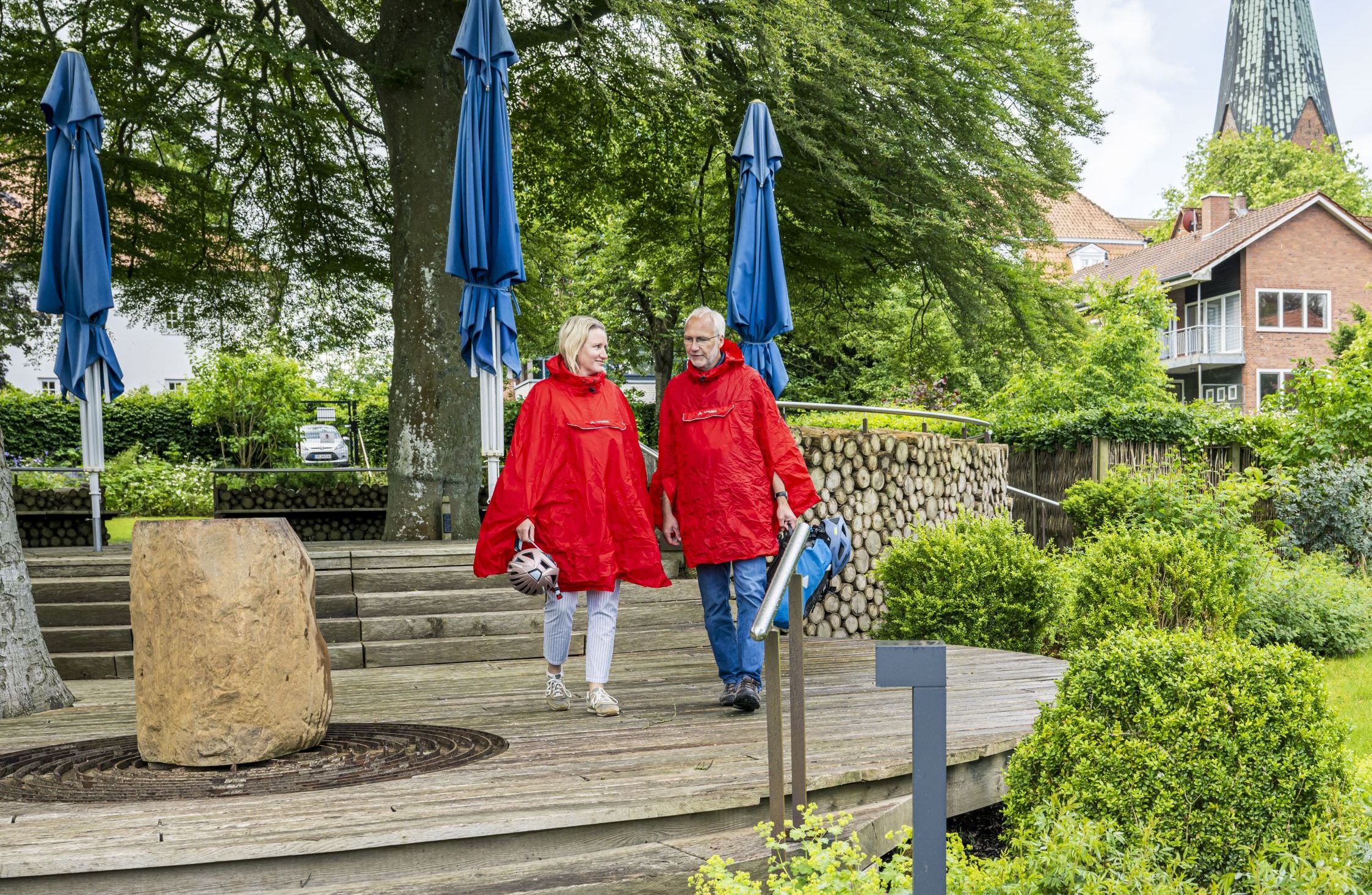 Radreisendes Paar spaziert durch den Garten am frischen Wasser in Eutin
