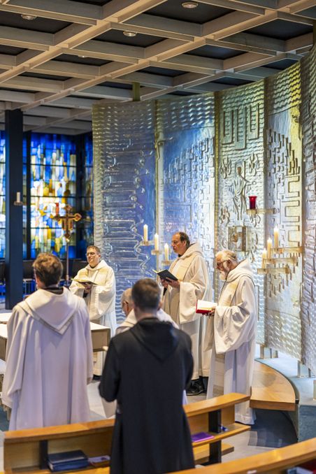 Aufnahme von Gottesdienst abhaltenden Mönchen