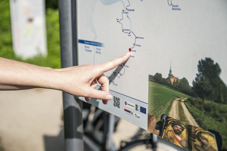 Nahaufnahme von einer Karte des Mönchsweg mit zeigender Hand