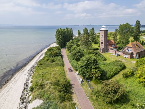 Luftaufnahme von Radreisenden unterwegs am Strand Pelzerhaken