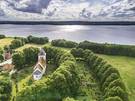 Luftaufnahme der St.-Petri-Kirche zu Bosau mit angrenzendem Friedhof