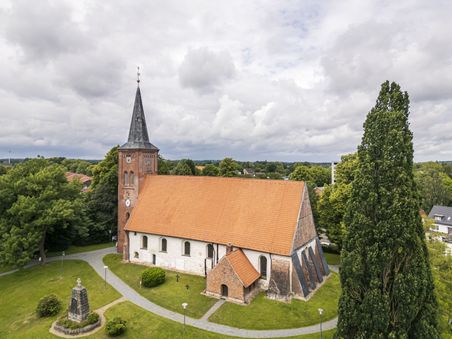 Luftaufnahme der Vicelin-Kirche St. Jakobi in Bornhöved