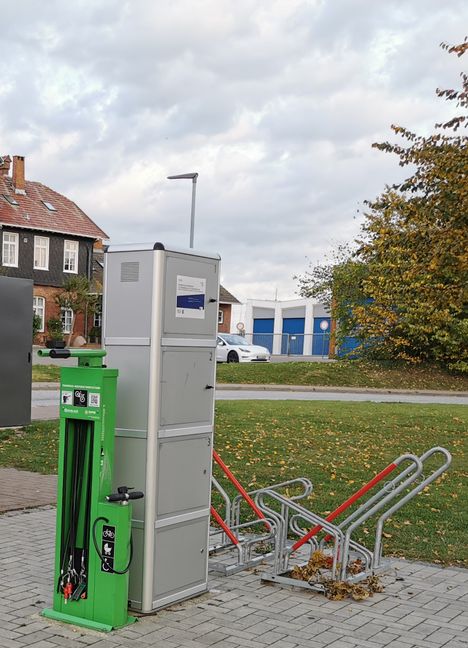 Fahrrad-Reparaturstation und Anlehnbügel in Heiligenhafen