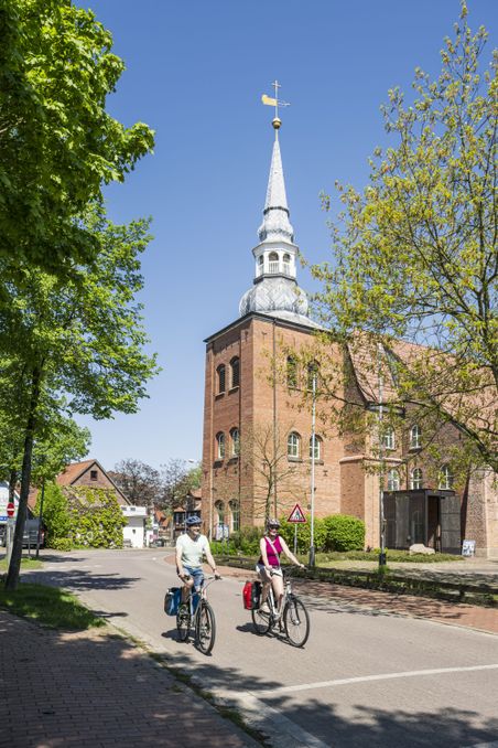 Radfahrende vor der Liebfrauenkirche in Horneburg