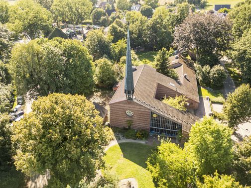 Luftaufnahme der Johannes-der-Täufer-Kirche in Horstedt