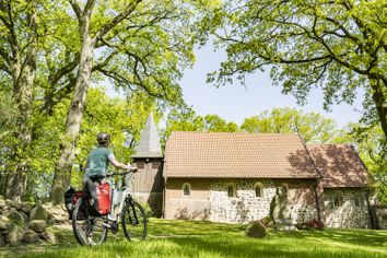 Radreisende schiebt ihr Rad in Richtung der Katharinenkirche