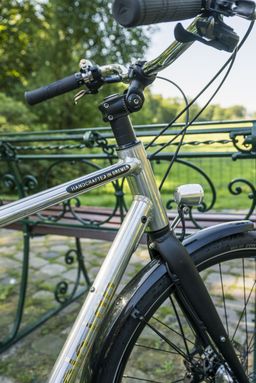 Nahaufnahme eines Fahrrads vor einer Sitzbank