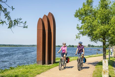 Radreisende befahren den Kunstkilometer in Neustadt