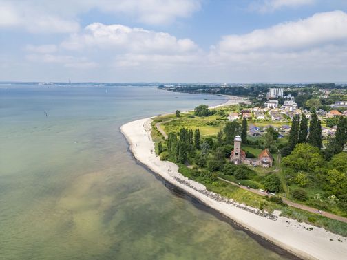 Luftaufnahme des Strands Pelzerhaken mit Leuchtturm