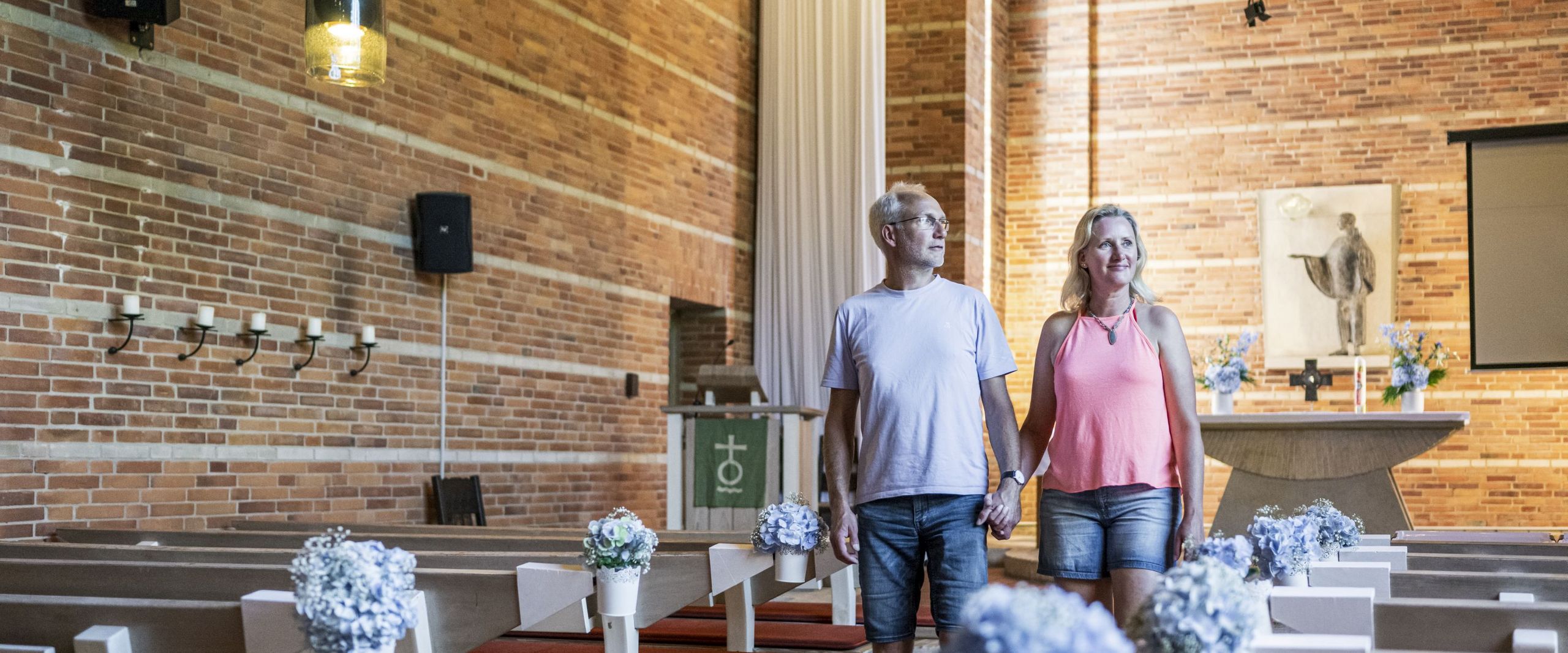 Paar im Innenraum der Johannes-der-Täufer-Kirche Horstedt