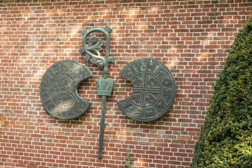 Aufnahme eines an der Wand hängenden Konstrukts im Klosterpark