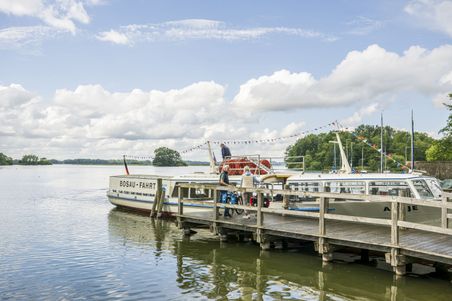 Bootsanleger der Plöner Motorschifffahrt in Bosau - Radfahrende sind herzlich willkommen!