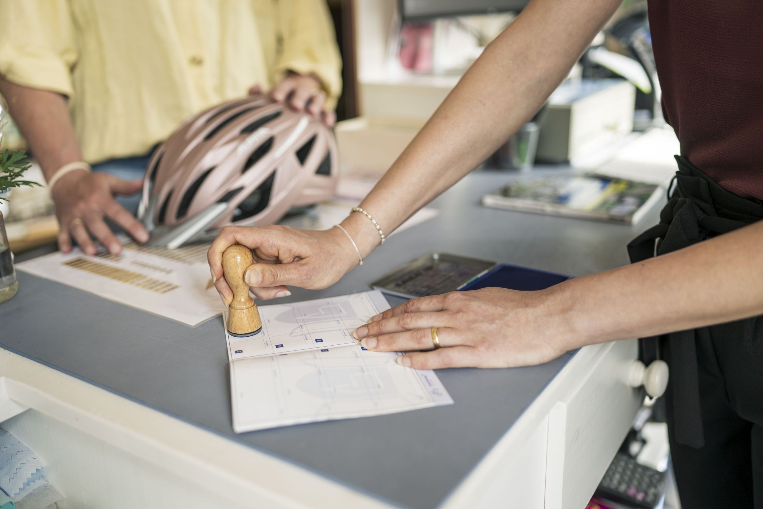 Radreisende läst sich den Radpilgerpass abstempeln