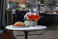 gedeckter Stehtisch mit Matjes und Getränken