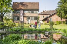 Radreisende erkunden den Skulpturenpark um das Königin-Christinen-Haus