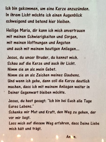 Ein Gebetstext zum Lesen, der sich an die Gottesmutter Maria und Jesus richtet, begleitet von Kerzenlicht im Hintergrund.