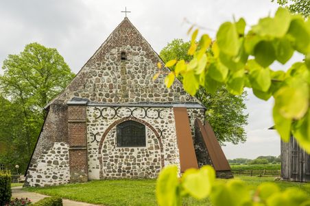 Stellauer Kirche in idyllischer Lage