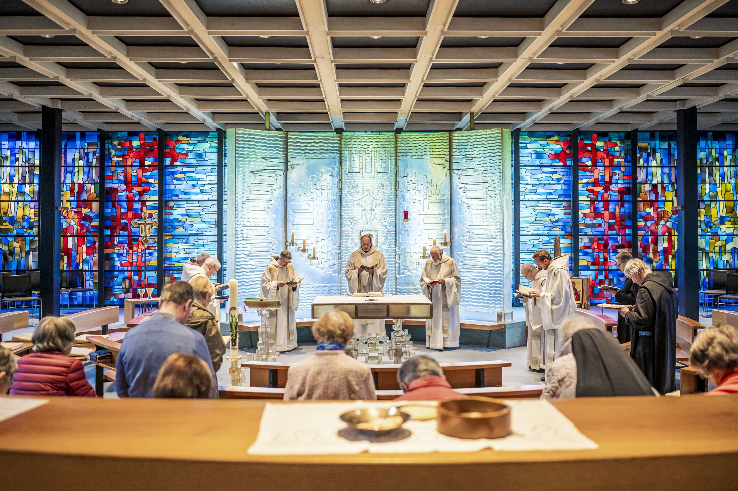 Aufnahme von Gottesdienst abhaltenden Mönchen und Besuchenden