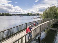 Radreisende genießen die Aussicht auf der Bebensundbrücke