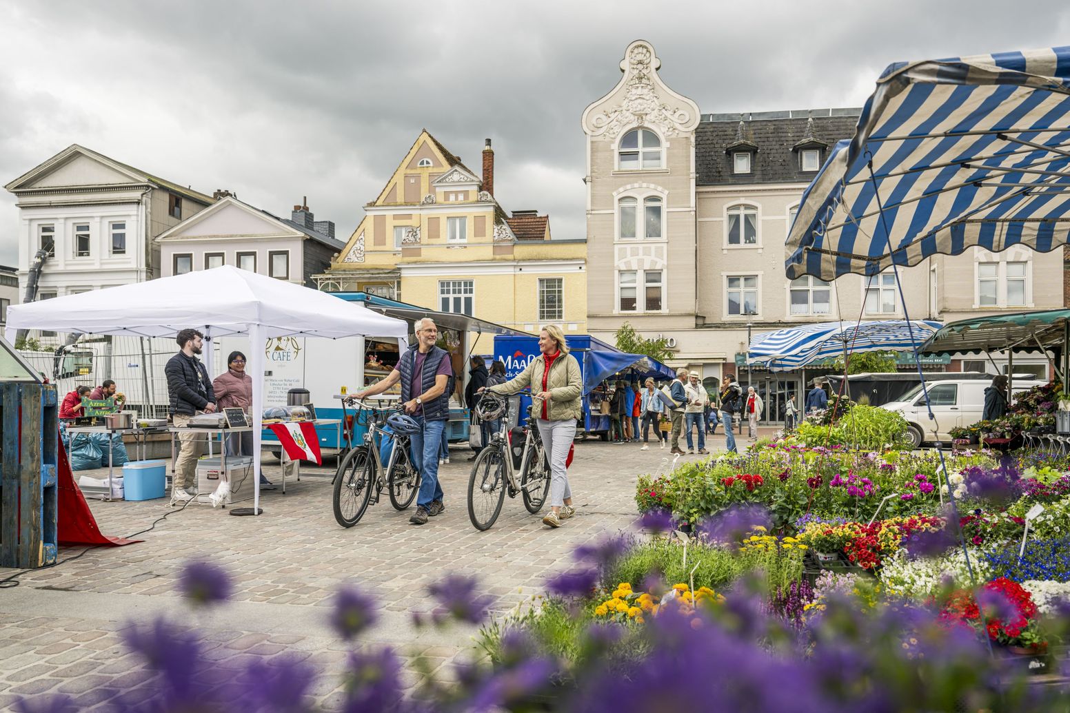 Radreisende gehen über den Eutiner Marktplatz