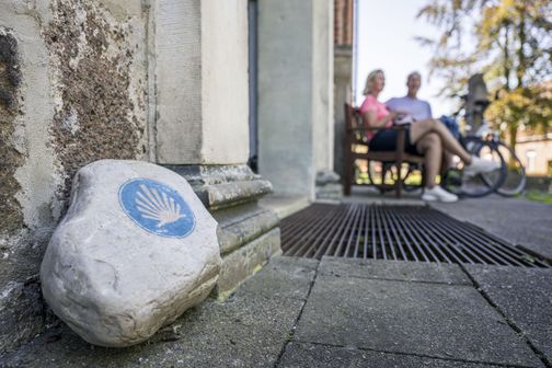 Paar sitzt vor der St.-Petri-Kirche in Wilstedt