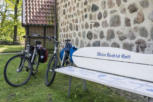 Aufnahme von zwei Fahrrädern stehend vor der Katharinenkirche