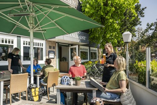 Radfahrende machen Pause beim Hotel Paulsen in Zeven