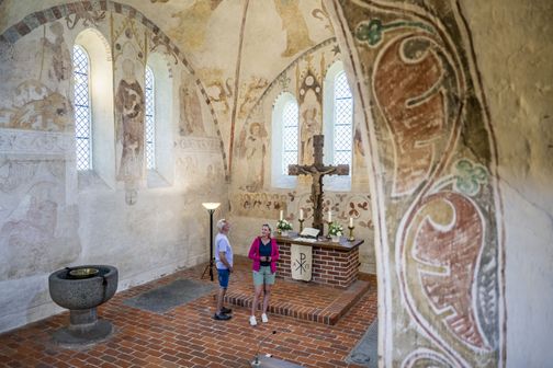 Paar betrachtet den Altar der St.-Antonius-Kirche