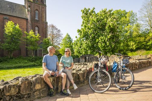 Radfahrende pausieren im Klosterpark