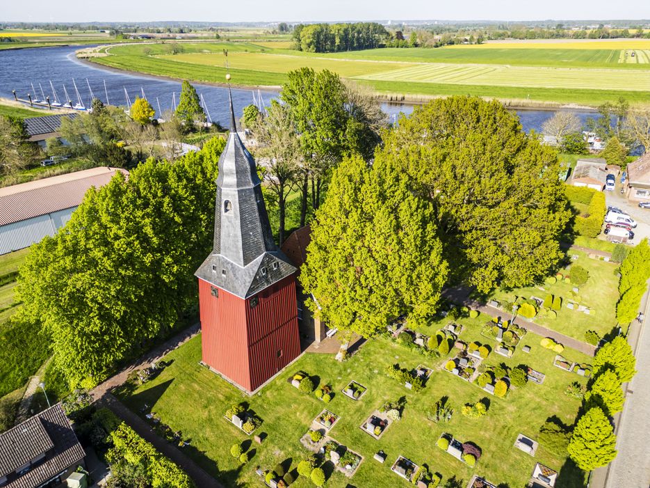 Luftaufnahme der St.-Nicolai-Kirche in Beidenfleth