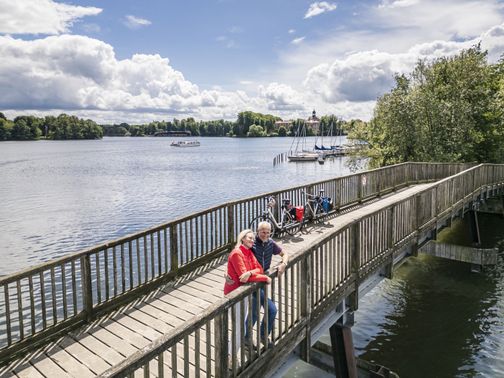 Radreisende genießen die Aussicht auf der Bebensundbrücke