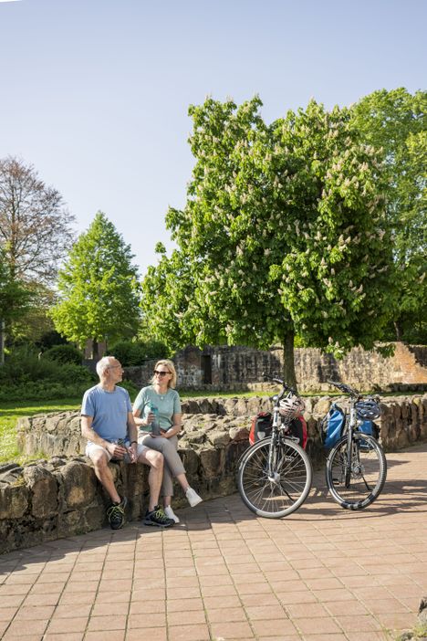 Radreisende machen eine Pause im Klosterpark 