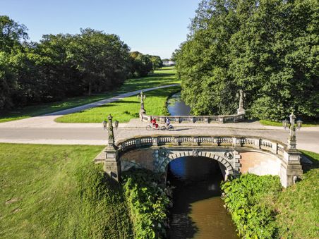 Luftaufnahme von zwei Radfahrenden unterwegs im Bürgerpark