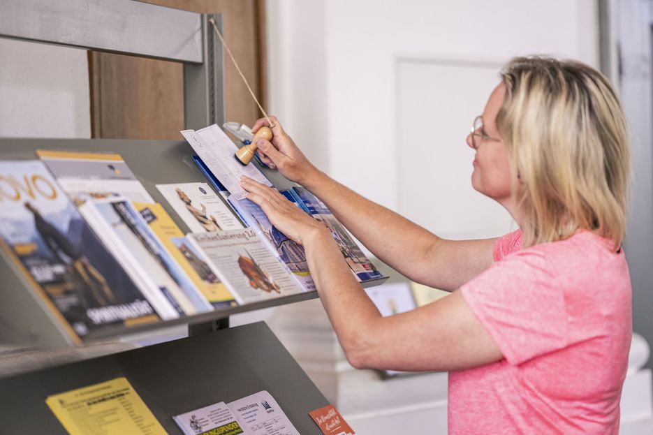 Radreisende stempelt sich den Radpilgerpass in der Katharinenkirche ab