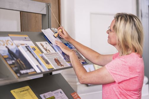 Radreisende stempelt sich den Radpilgerpass in der Katharinenkirche ab