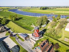 Luftaufnahme einer Windmühle und der Stör 