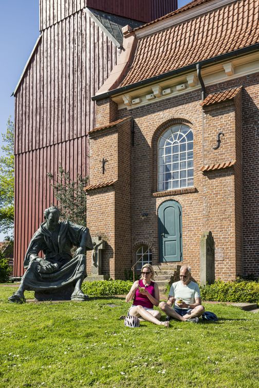 Radreisende machen eine Pause bei der Kirche St. Martini et Nicolai 