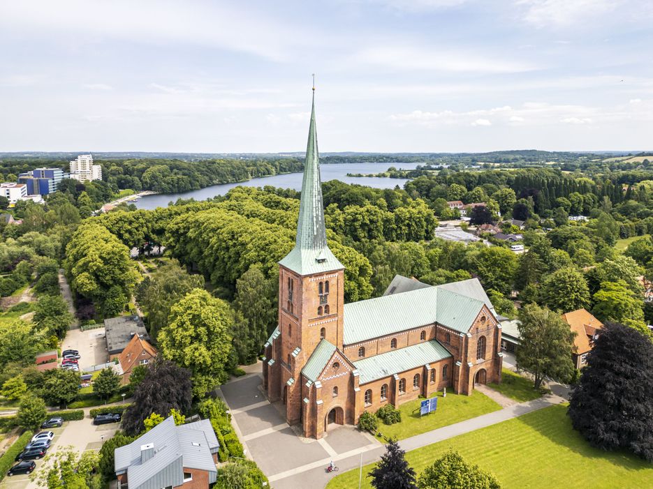 Luftaufnahme der Marienkirche in Bad Segeberg