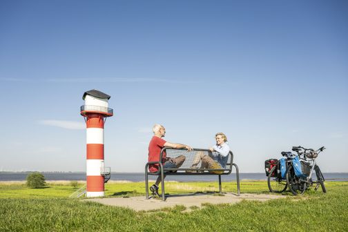 Fahrradpause auf dem Deich, Glückstadt