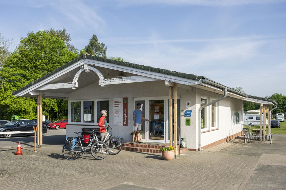 Radfahrende an der Rezeption Campingplatz Sonnenkamp